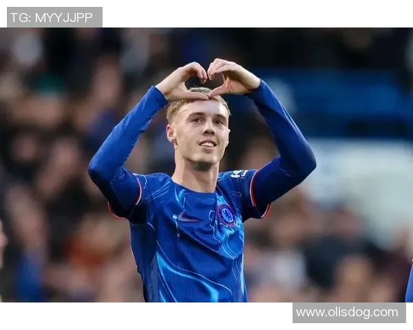 足球巨星低调现身街头竟无人认出路人反应慢引发热议