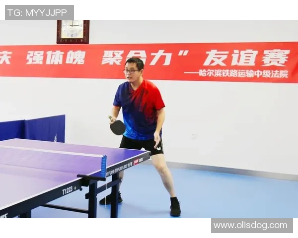 足球巨星赛场拼搏女儿温情陪伴展现父爱与亲情力量