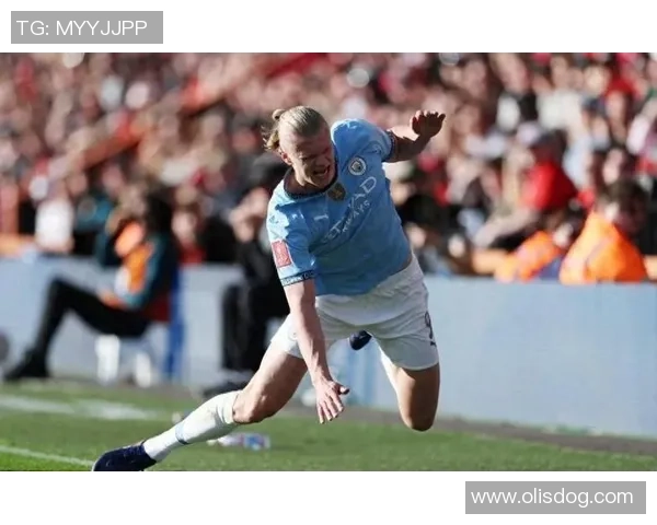 足球球星意外受伤拐杖视频曝光，网友热议伤情与复出前景